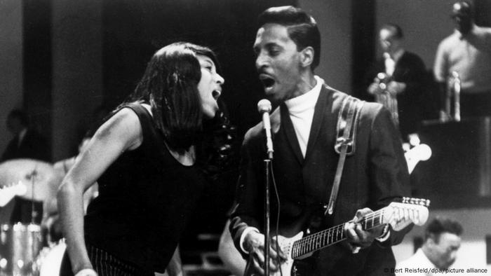 Tina und Ike Turner bei einem Auftritt 