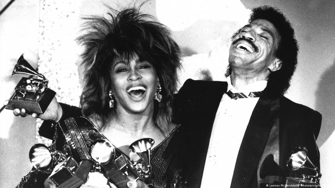 Foto em preto e branco de Tina Turner e Lionel Richie sorrindo Foto em preto e branco de Tina Turner e Lionel Richie sorrindo