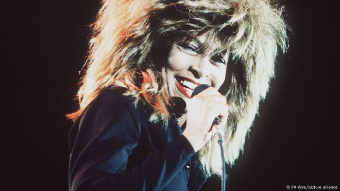 Tina Turner con un micrófono.