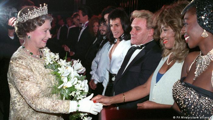 La desaparecida reina Isabel II estrecha la mano de Tina Turner tras la Royal Variety Performance en el London Palladium. (Archivo 21.11.1989)