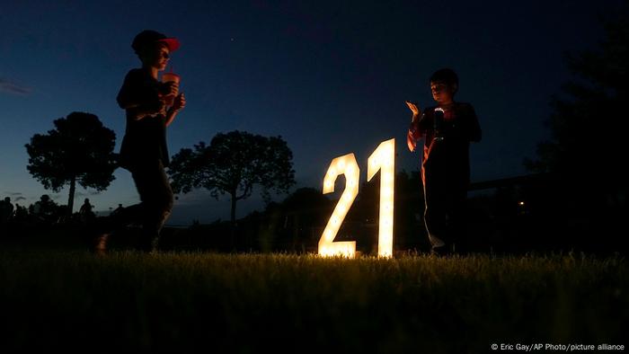 Amigos y familiares se reunieron este miércoles (24.05.2023) para una vigilia con velas en honor a las víctimas del tiroteo del año pasado en una escuela primaria en Uvalde, Texas, Estados Unidos. 