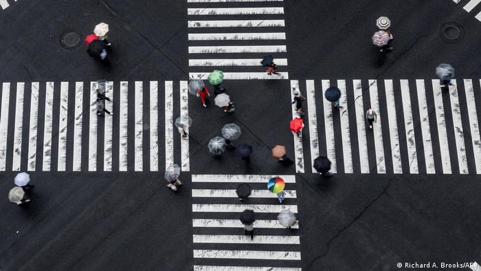 BdTD | Japan Tokio | MEnschen mit Regenschirmen auf Kreuzung