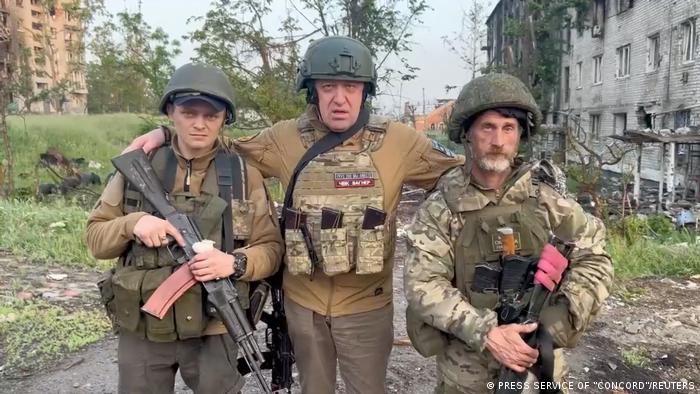 Söldnertruppen-Chef Jewgeni Prigoschin (Mitte) mit zwei Wagner-Kämpfern bei seiner Ankündigung zu Bachmut 