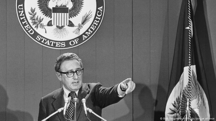 Henry Kissinger bei einer Pressekonferenz in Washington (21.11.1973)