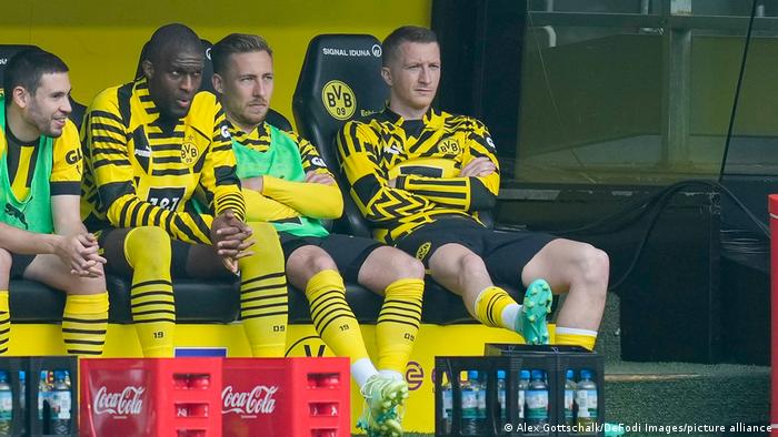 Marco Reus und die anderen Dortmunder Ersatzspieler auf der Bank