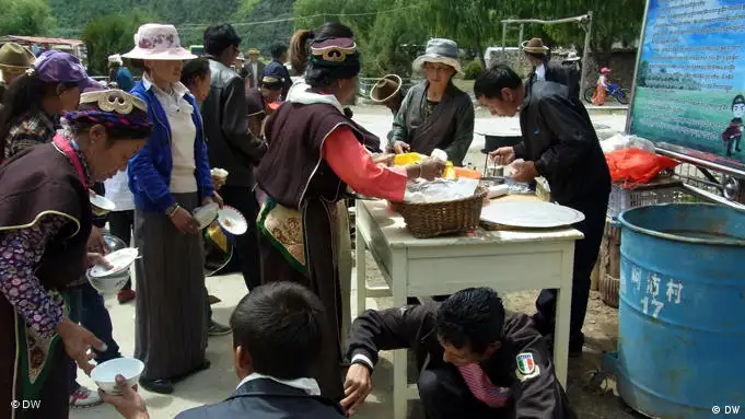 Aus Anlass des 60-jährigen Jubiläums der Eingliederung Tibets in die Volksrepublik China durch chinesische Armee wurden die Sicherheitsvorkehrungen verschärft. Überall in Lhasa, Hauptstadt Tibets, ist zur Zeit Polizeipräsenz zu beobachten. Auch im abgelegenen Nachbardorf A Pei ist die Vorbereitung auf die bevorstehende Feierlichkeit nicht zu übersehen. Fotograf: Qin Ge (freier Mitarbeiter DW-Chinesisch) Datum: Juli 2011 Ort: Dorf A Pei bei Lhasa
