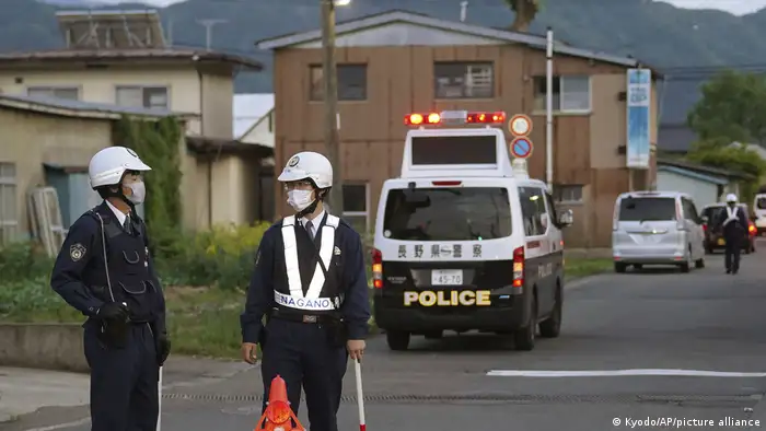 日本長野縣中野市在2023年5月25日發生槍擊事件，警察守在嫌犯青木正憲藏匿的大樓附近待命。