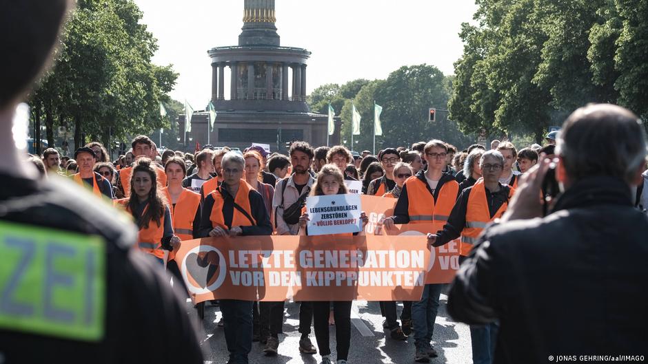 Nekoliko stotina ljudi učestvovalo je 24. maja u Berlinu u demonstracijama solidarnosti sa nedavno uhapšenim pripadnicima pokreta „Poslednja generacija“