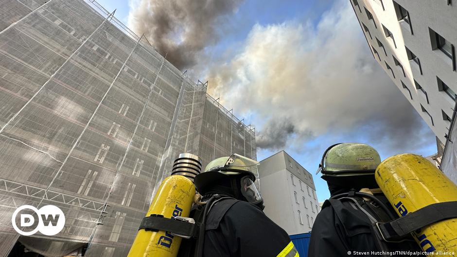 Gran incendio en el centro de Hamburgo, levantan la advertencia de humo – DW – 25/05/2023