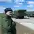Ein russischer Militär steht vor einem Raketenkomplex des Typs Iskander (Archivbild)