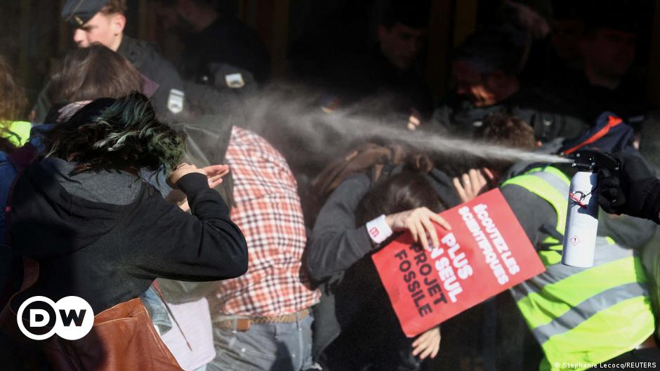 Des policiers lancent des gaz lacrymogènes au meeting de Total Energies – DW – 26/05/2023