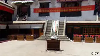 Aus Anlass des 60-jährigen Jubiläums der Eingliederung Tibets in die Volksrepublik China durch die chinesische Armee wurden die Sicherheitsvorkehrungen verschärft. Überall in Lhasa, Hauptstadt Tibets, ist zur Zeit Polizeipräsenz zu beobachten. Fotos aus Lhasa. Der Fotograf ist DW-Korrespondent Qin Ge.