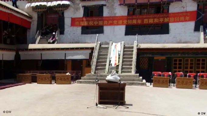 Aus Anlass des 60-jährigen Jubiläums der Eingliederung Tibets in die Volksrepublik China durch die chinesische Armee wurden die Sicherheitsvorkehrungen verschärft. Überall in Lhasa, Hauptstadt Tibets, ist zur Zeit Polizeipräsenz zu beobachten. Fotos aus Lhasa. Der Fotograf ist DW-Korrespondent Qin Ge.