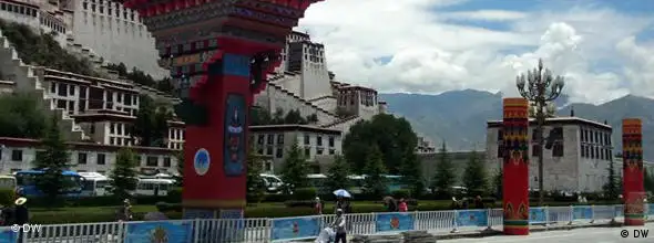 NO FLASH!! Aus Anlass des 60-jährigen Jubiläums der Eingliederung Tibets in die Volksrepublik China durch die chinesische Armee wurden die Sicherheitsvorkehrungen verschärft. Überall in Lhasa, Hauptstadt Tibets, ist zur Zeit Polizeipräsenz zu beobachten. *** Bild von DW-Korrespondent Qin Ge, Juli 2011