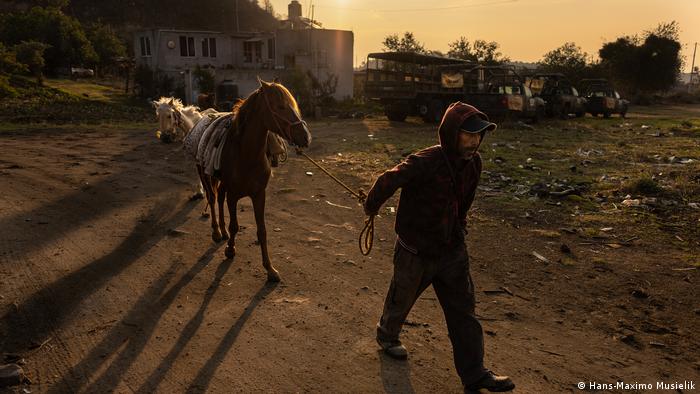 Un hombre camina con su caballo cerca del volcán Popocatépetl, en México. Un hombre camina con su caballo cerca del volcán Popocatépetl, en México.
