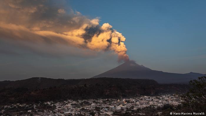 El volcán Popocatépetl en México. El volcán Popocatépetl en México.