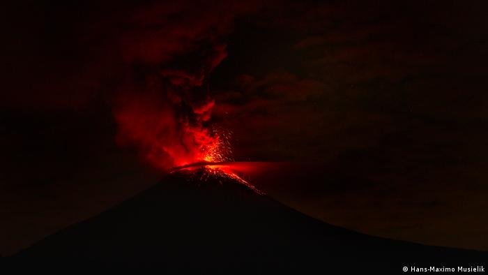 Volcán Popocatépetl en México. Volcán Popocatépetl en México.