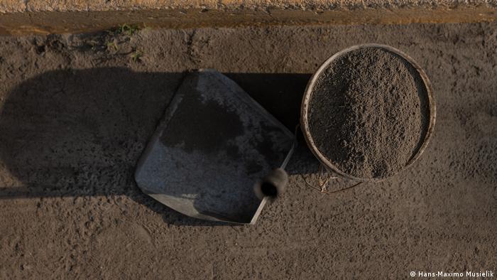 Un cubo lleno de ceniza del volcán Popocatépetl. Un cubo lleno de ceniza del volcán Popocatépetl.