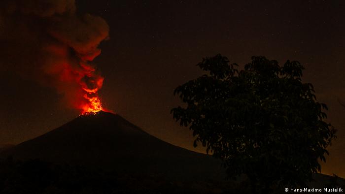 El volcán Popocatépetl en México, lanzando ceniza y lava. El volcán Popocatépetl en México, lanzando ceniza y lava.