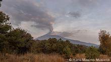 El Popocatépetl lanza humo, ceniza y material incandescente