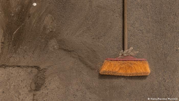 Una escoba para barrer la ceniza que lanza el volcán Popocatépetl en México. Una escoba para barrer la ceniza que lanza el volcán Popocatépetl en México.