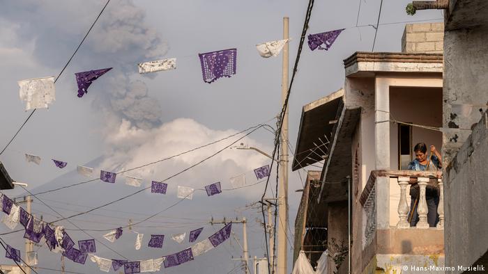 Una mujer limpia su terraza de cenizas del Pocatépetl en México. Una mujer limpia su terraza de cenizas del Pocatépetl en México.