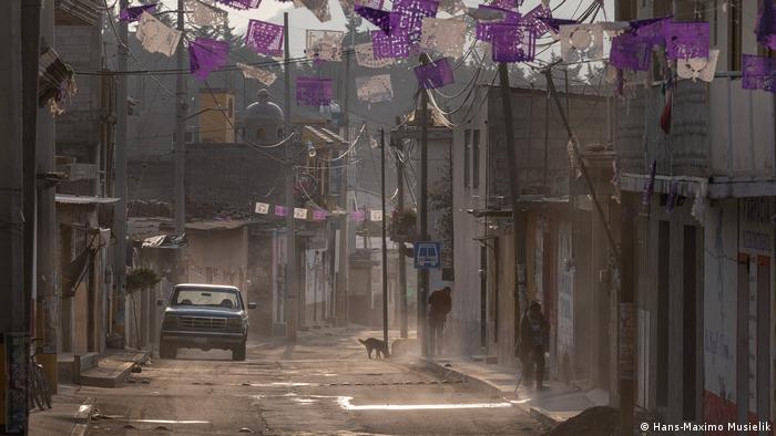 Calle de un pueblo cubierto de ceniza cerca del volcán Popocatépetl, en México Calle de un pueblo cubierto de ceniza cerca del volcán Popocatépetl, en México