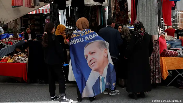 امرأة ترتدي علمًا يحمل صورة أردوغان في إسطنبول (24.05.2023)