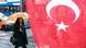 Νεαρή γυναίκα περνά πίσω από τουρκική σημαία στην Άγκυρα