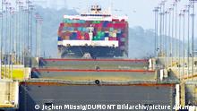 Containerschiff vor einer Staustufe des Panamakanals in Costa Rica