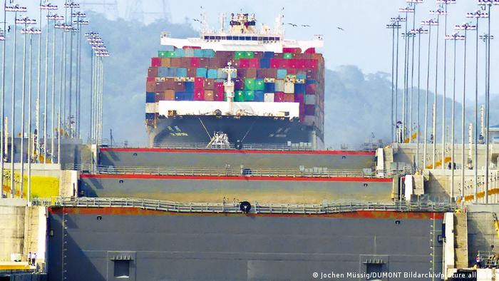 Un barco transporta contenedores atravesando el Canal de Panamá. Un barco transporta contenedores atravesando el Canal de Panamá.