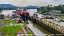 Panama-Kanal. Ein großes Containerschiff in der Mirflores-Schleuse. Die Miraflores-Schleusen bilden auf der pazifischen Seite die Zufahrt zum Kanal und müssen mit ihren 2 Schleusenkammern einen Hub von bis zu 20 Metern bewältigen. Panama City, Panama, 20.08.2016