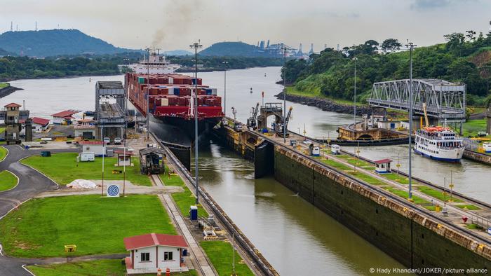 Ein Containerschiff fährt in die in der Mirafloresschleuse - sie bildet auf der pazifischen Seite die Zufahrt zum Kanal