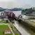 Un barco pasa por una esclusa en el Canal de Panamá.