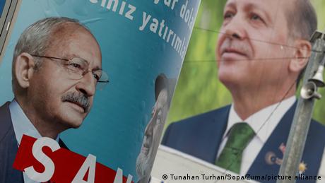 En vallas, imágenes de Recep Tayyip Erdogan (der.) y Kemal Kilicdarog (izquierda) se disputan la segubda vuelta en las elecciones a la presidencia de Turquía este 28 de mayo