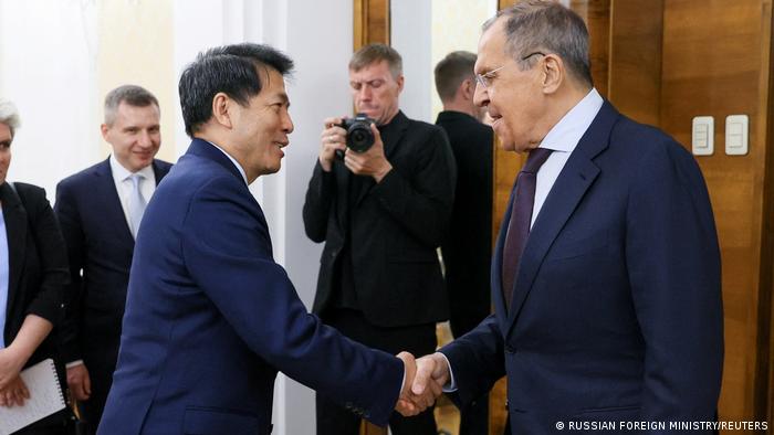 Russland | Außenminister Sergei Lawrow und der chinesische Sondergesandte Li Hui treffen sich in Moskau, sie schütteln sich die Hand