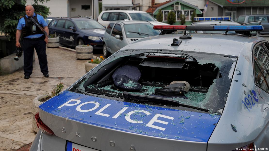 Përplasje mes policisë dhe demonstruesve serbë në Zveçan