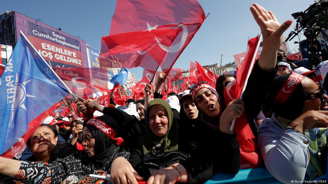 Υποστηρικτές του Ερντογάν με σημαίες της Τουρκίας