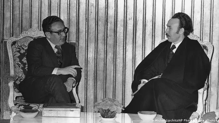 في 13 ديسمبر كانون أول 1973 الرئيس هواري بومدين في لقاء مع وزير الخارجية الأمريكي هنري كيسنجر بالجزائر