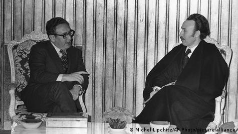 Хенри Кисинџер (л.) со алжирскиот претседател Хуари Бумедин на разговори во Алжир во декември 1973 година