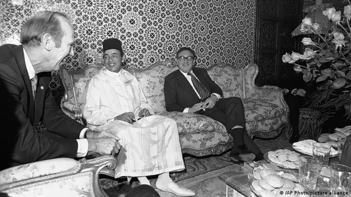 الملك الحسن الثاني يستقبل هنري كيسنجر ومساعده في الخارجية الأمريكية دافيد نيوسوم، 6 نوفمبر 1973