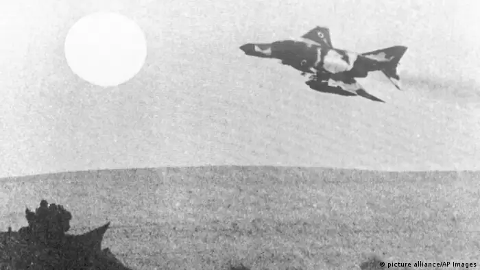طائرة مقاتلة إسرائيلية فوق سيناء يوم 13 اكتوبر 1973 بين إسرائيل وجيرانها العرب 