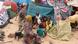 Famille réfugiée soudanaise dans le camp de Borota, au Tchad Famille réfugiée soudanaise dans le camp de Borota, au Tchad
