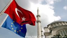 ARCHIV - Eine Europafahne und eine türkische Fahne wehen am 04.10.2005 vor einer Moschee in Istanbul, Türkei. Beim Treffen des EU-Außenministerrates in Brüssel sollen auch die EU-Beitrittsverhandlungen mit der Türkei durch die die Eröffnung eines weiteren Verhandlungsbereichs (Kapitel 17 - Wirtschaft und Finanzen) vorangetrieben werden. EPA/TOLGA BOZOGLU +++ dpa-Bildfunk +++