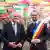 Doi bărbați în costum negru pe o stradă, sub umbrele colorate - în stânga, președintele Germaniei Frank-Walter Steinmeier, în dreapta, primarul Timișoarei Dominic Fritz