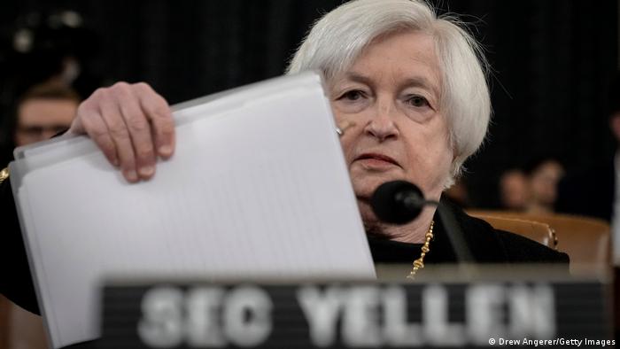 US-Finanzministerin Janet Yellen hält Akten in der Hand