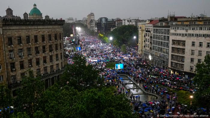 Anhänger des serbischen Präsidenten versammelten sich in Belgrad (26.05.2023)