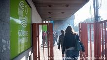 Menschen gehen in das Goethe-Institut in Moskau. (Zu dpa Bericht: Hunderte deutsche Staatsbedienstete müssen aus Russland raus) +++ dpa-Bildfunk +++