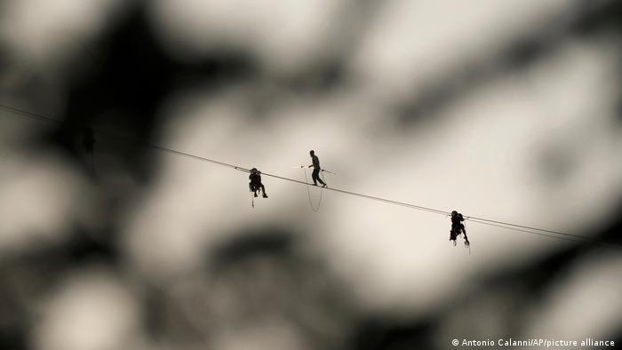 El equilibrista Andrea Loreni cruza sobre una cuerda de 200 metros de largo extendida a 140 metros de altura entre el edificio Bosco Verticale y la Torre Unicredit en Milán, Italia. La palabra vértigo aparentemente no significa nada para este osado artista.