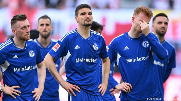 Enttäuschte Schalker Spieler nach der Niederlage bei RB Leipzig